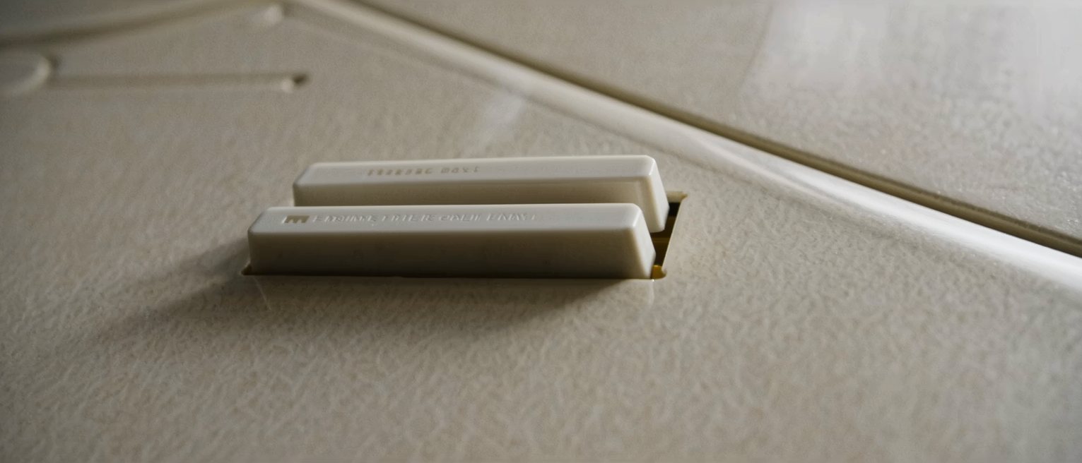 a single ivory piano key lifted out of the keyboard and laid on the closed lid